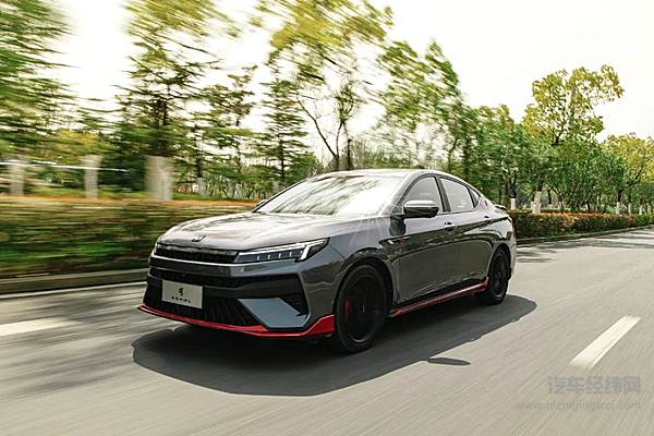 年轻化轿车二选一 思皓曜能否挑战奕炫MAX？