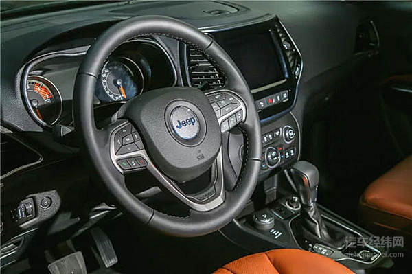 带火了分体式大灯后 全新Jeep自由光却不玩了！