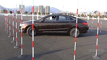 吉利春晓基地高难度试炼 直击极限驾驶的“暴走”瞬间