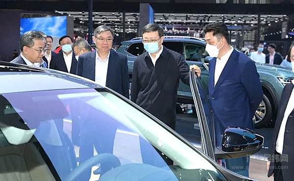 市委书记莅临上海车展上汽展台 察看自主品牌新车及最新技术