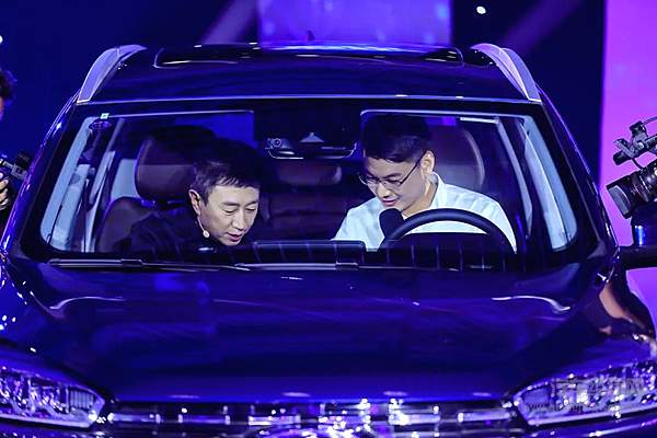 陈伟鸿在奇瑞汽车代表的带领下体验全新一代瑞虎8的智能科技