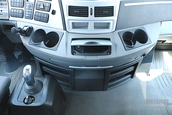 欧曼EST超级卡车的高颜值让老司机“汉心暗许”