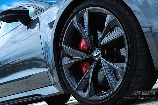 奥迪高性能“王炸天团”首次全系集结 品牌焕新“燃擎加速”