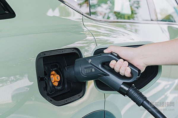 岚图发布超充桩 加速进入全面超充时代？