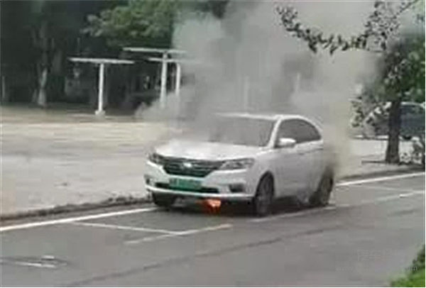 自燃事件增多致三元电池受争议 磷酸铁锂产销回暖现反弹迹象