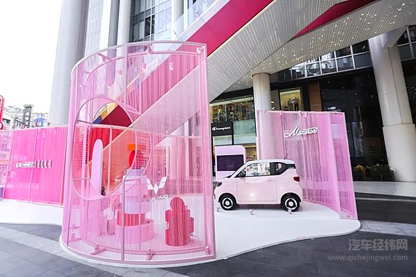 宏光MINIEV马卡龙 x ELLE“时尚秀色空间”