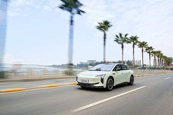 红旗EH7精准布局 驾乘安逸更懂用户所需