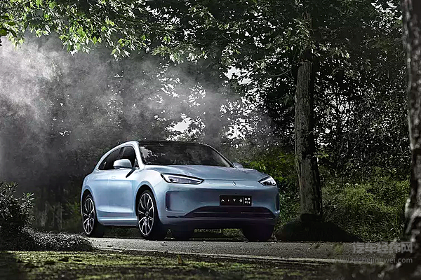 跌出万辆俱乐部，AITO问界11月销量环比下跌超30%，问题出在哪里？