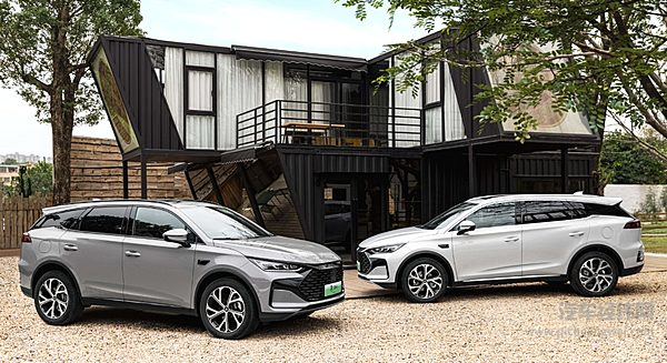 高端智驾平民化 比亚迪和吉利谁能笑到最后？