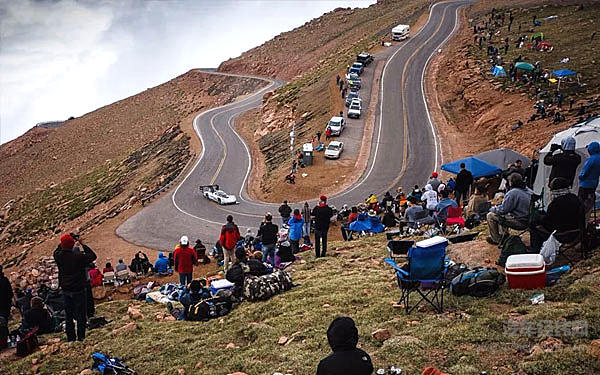 把尾翼装在车头？这是什么骚操作