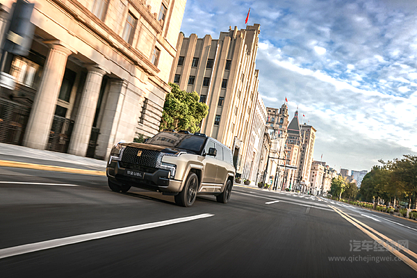 空间、性能、安全三位一体 仰望U8L鼎世版打破传统豪华 SUV 固有格局