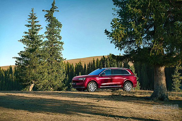 全新问界 M7 三维升级 让 30 万级 SUV 告别“二选一”