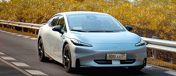 城市潮人VS家庭用户 昊铂GT和银河E8谁能拿捏你的驾驶喜好？