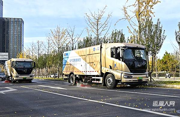 燃燈塔景區(qū)外，九三閱兵用環(huán)衛(wèi)車清理街道