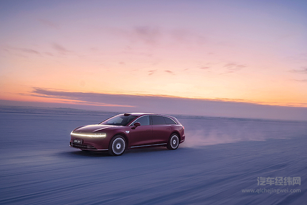 春节高速刷屏！智驾小蓝灯成新景色
