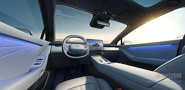 春节高速刷屏！智驾小蓝灯成新景色