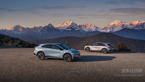 春节高速刷屏！智驾小蓝灯成新景色