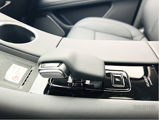 实地探店 月销量连破3千辆的华为问界M5究竟如何？