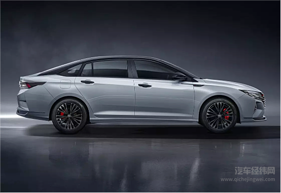 年轻化轿车二选一 思皓曜能否挑战奕炫MAX？