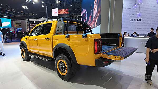 江淮皮卡全新悍途乘用版亮相2024成都国际车展 四大优势成就用户出行新风尚