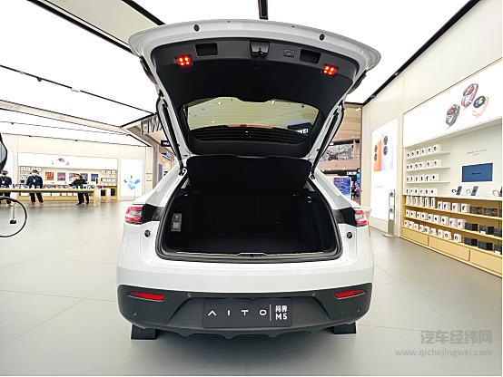 实地探店 月销量连破3千辆的华为问界M5究竟如何？