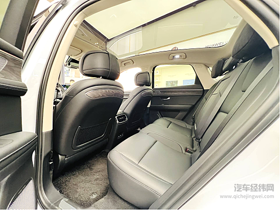 实地探店 月销量连破3千辆的华为问界M5究竟如何？