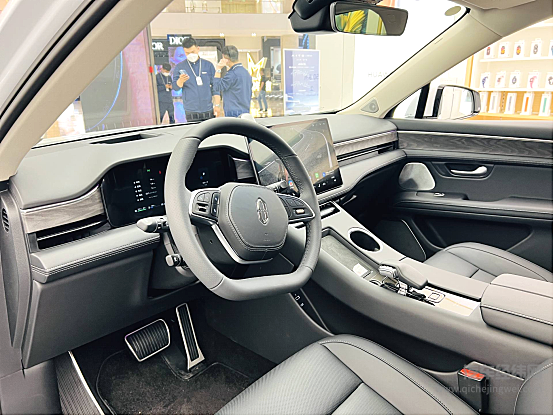 实地探店 月销量连破3千辆的华为问界M5究竟如何？