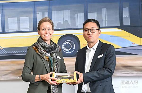 Umove A/S首席執(zhí)行官Annelise Arboe Sommer（左）和比亞迪歐洲商用車總經(jīng)理張道春（右）