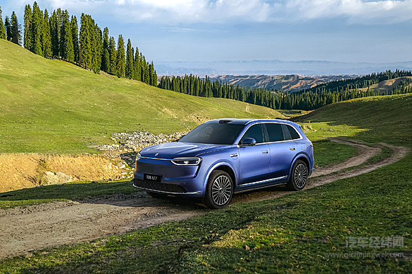 全新问界 M7 三维升级 让 30 万级 SUV 告别“二选一”