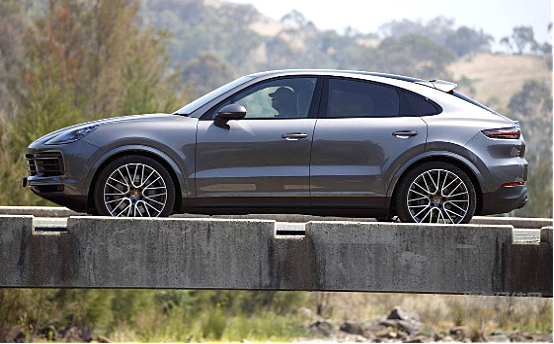 豪华中大型SUV正面PK 路虎揽胜运动版与保时捷卡宴谁更强？