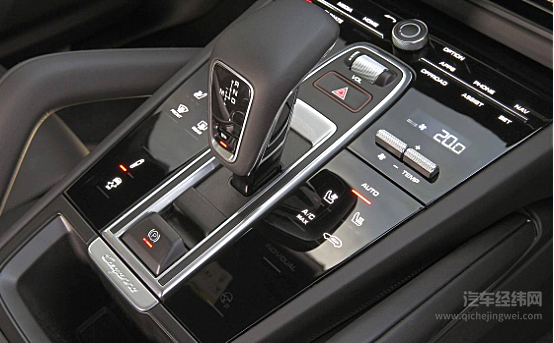 豪华中大型SUV正面PK 路虎揽胜运动版与保时捷卡宴谁更强？