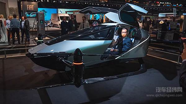 中国驻瑞典大使崔爱民在eCar Expo 车展上试乘小鹏汇天飞行汽车X2