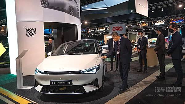 中国驻瑞典大使崔爱民在eCar Expo车展上体验小鹏P5