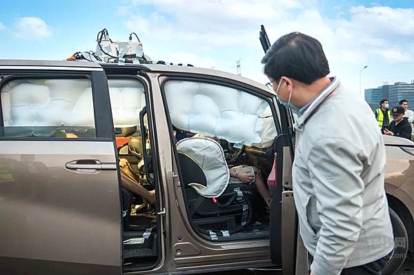 传祺M8宗师“金钟罩”护体 成功挑战货车“前后夹击”连环碰撞