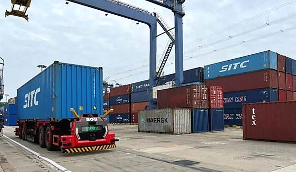 AIV在外四码头进行实船实箱运营