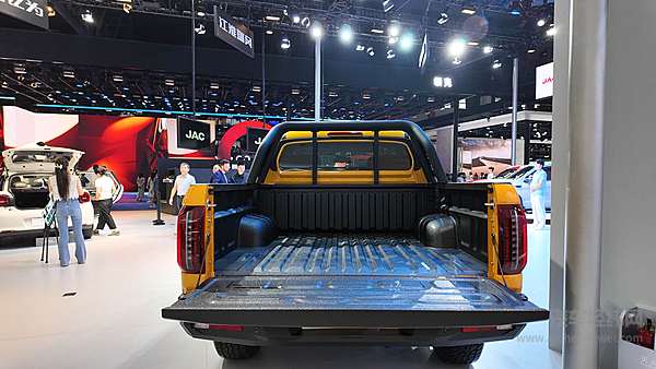 江淮皮卡全新悍途乘用版亮相2024成都国际车展 四大优势成就用户出行新风尚