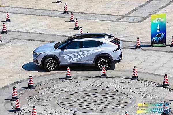 劈弯挑战赛 影酷开启全国百城上市