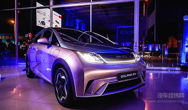比亚迪首款海洋系车型海豚亮相哥伦比亚时装周