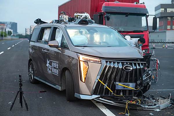 传祺M8宗师“金钟罩”护体 成功挑战货车“前后夹击”连环碰撞