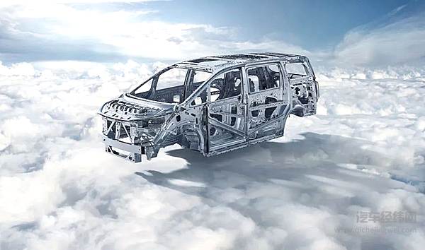 传祺M8宗师“金钟罩”护体 成功挑战货车“前后夹击”连环碰撞