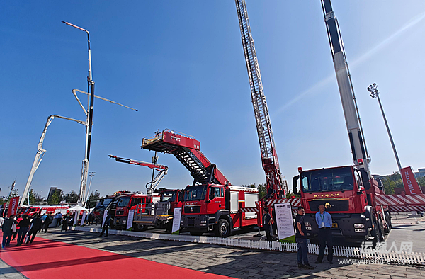 消防展上的半壁江山：中國(guó)重汽汕德卡消防底盤彰顯實(shí)力