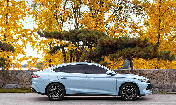 十万元中型新能源轿车 秦L与深蓝SL03谁更具性价比？