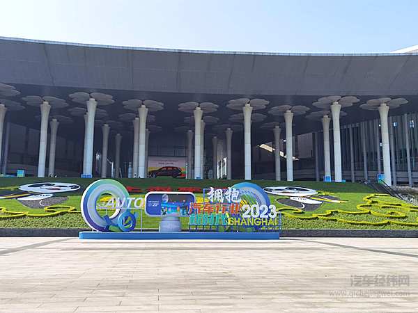 用奥铃拉奔驰 上海车展“高光时刻”的后勤卫士