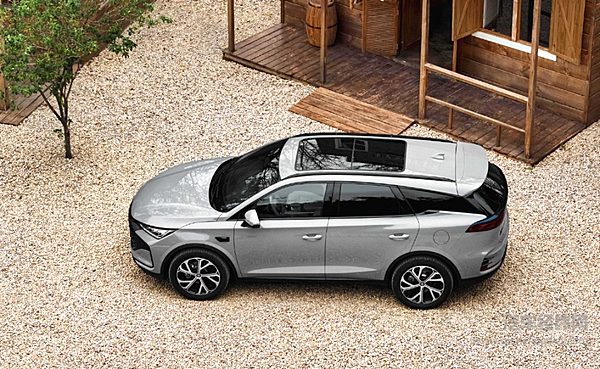 高端智驾平民化 比亚迪和吉利谁能笑到最后？