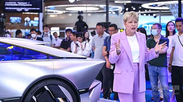 新法式无界座驾408X正式上市！