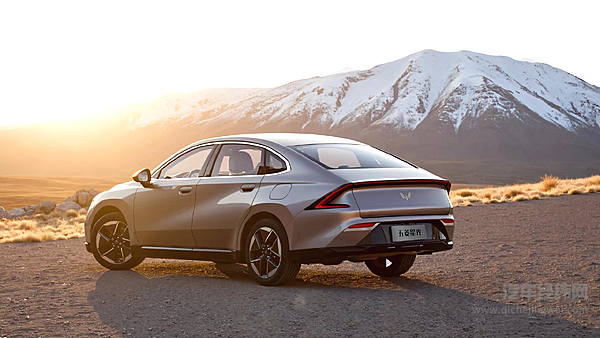 家用新能源之选 五菱星光和吉利银河L6 EM-i谁更胜一筹？