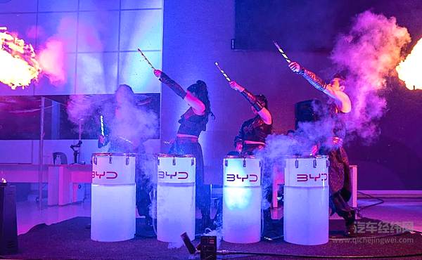 比亚迪首款海洋系车型海豚亮相哥伦比亚时装周