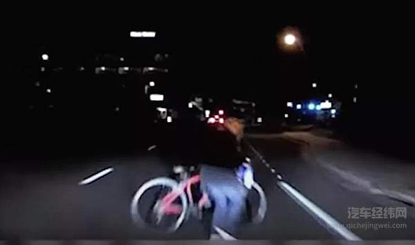 行车仪记录下的2018年Uber无人车没有识别出行人撞上去的瞬间