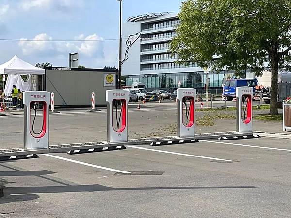 超充 Vs 换电 补能要看哪家强？