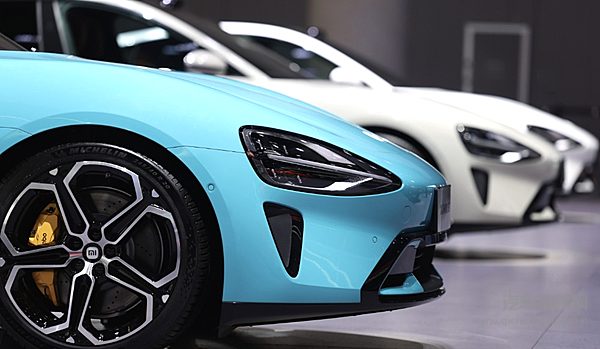 红旗EH7荣耀版上市 与小米SU7相比谁更强？